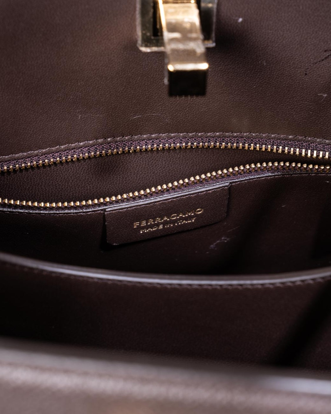shop SALVATORE FERRAGAMO  Borsa: Salvatore Ferragamo borsa "Studio Box".
Da indossare a mano o cross body grazie alla tracollina regolabile e rimovibile in pelle.
A) Altezza 24.0 CM  B) Lunghezza 31.5 CM  C) Profondità 14.0 CM
Luce tracolla: 50 cm.
Luce manico: 12 cm.
Composizione: 100% Pelle.
Made In ITALY. 21A169-786097 number 2293405